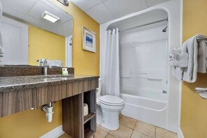 A bathroom with a bathtub, toilet, and sink. - Cozy 1-bedroom condo in charming Myrtle Beach with AC and gym (Myrtle Beach)