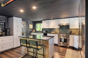 Private kitchen - Cozy Lakefront home in the heart of the White Mountains (Conway)