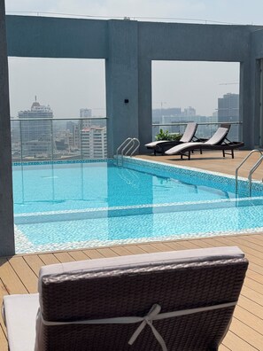 A rooftop pool with lounge chairs and a city view. - 15th floor | Heart of Westlands | Skyline | Heated pool | Near GTC & Sarit (Nairobi)
