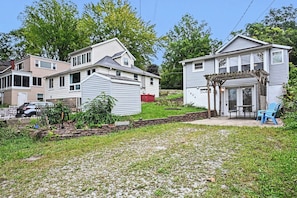 A residential area with houses, a driveway, and a garden. - Charming Winona Lake Cottage Near Trails & Village (Winona Lake)