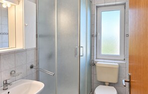 A bathroom with a shower, toilet, and sink. - Nice apartment in Razanac with WiFi (Razanac)