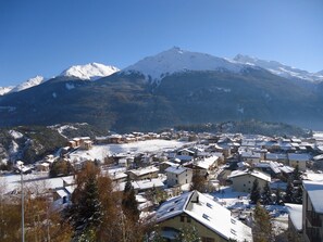 Eine verschneite Bergstadt mit Häusern und Gebäuden.