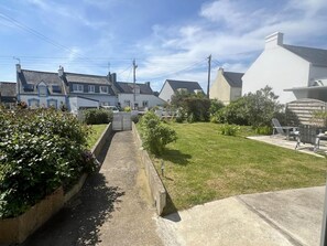 A residential area with houses, a paved pathway, and a grassy lawn. - Les 2 Moulins - RIANTEC (RIANTEC)