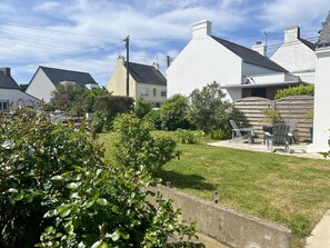 A residential area with houses, a lawn, and outdoor seating. - Les 2 Moulins - RIANTEC (RIANTEC)