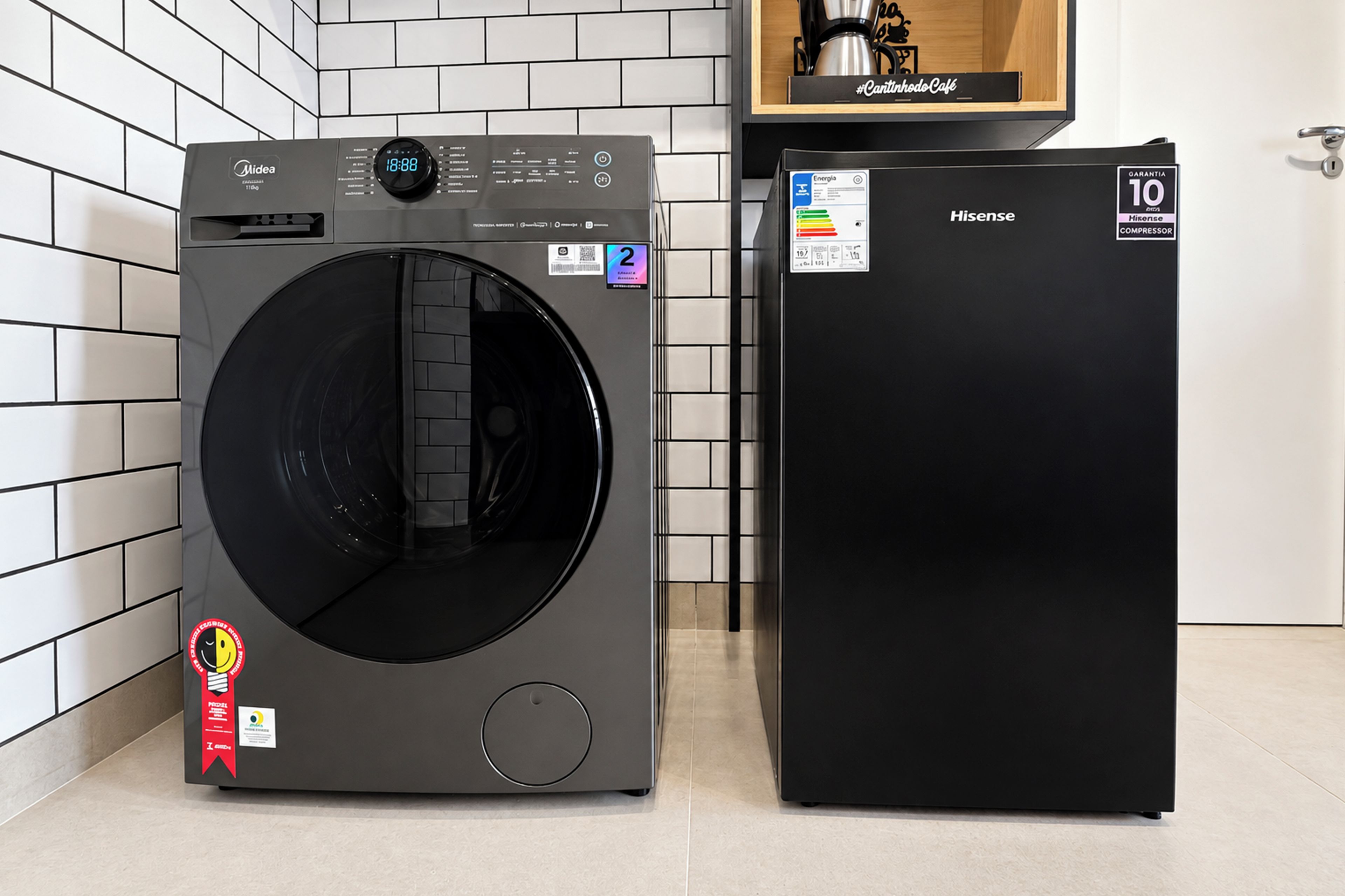 Máquina de lavar e secar compacta com visor digital, frigorífico compacto e prateleira de madeira com máquina de café.