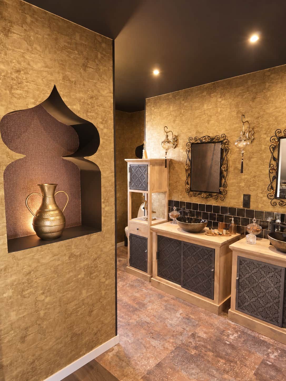 Une salle de bain moderne avec un grand miroir, deux lavabos et un élément décoratif mural.
