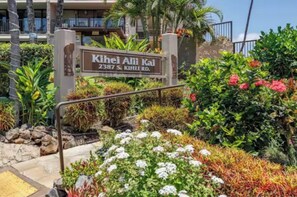 Schild für 'Kihei Alii Kai' mit einem angelegten Garten im Vordergrund.