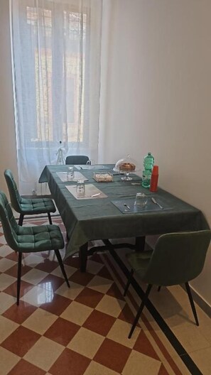 Unclassified image, 2 of 20, button - Bed and Breakfast 'Garibaldi Station Rooms - Suite 4PP' with Wi-Fi and Air Conditioning (Napoli)