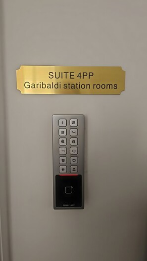 Unclassified image, 3 of 20, button - Bed and Breakfast 'Garibaldi Station Rooms - Suite 4PP' with Wi-Fi and Air Conditioning (Napoli)