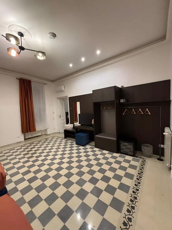 Unclassified image, 1 of 19, button - Bed and Breakfast 'Garibaldi Station Rooms - Suite 6PP' with Wi-Fi and air conditioning (Napoli)