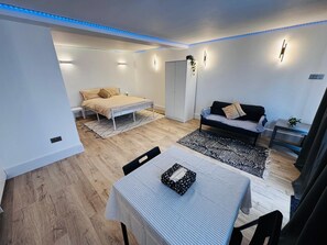 Unclassified image, 4 of 5, button - Cosy and clean studio suitable for 2 people (London)