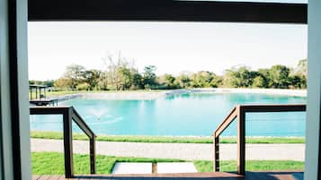 Um deck de madeira que leva a uma piscina, com vista ampla para a paisagem ao redor.