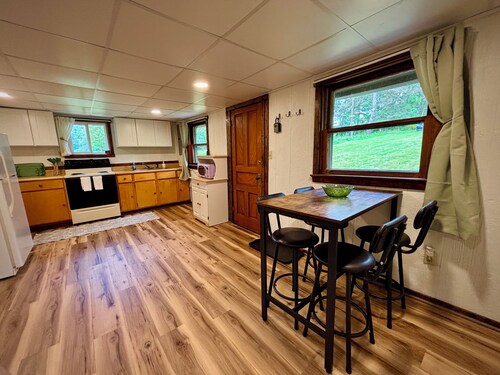Whitetail Nook - Cozy Secluded Cabin
