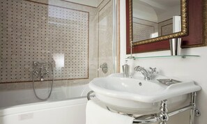 Unclassified image, 3 of 37, button - 180M² TIMELESS CHARACTER WITH A PRIVATE TERRACE OFFERING BREATHTAKING 360° VIEWS (Firenze)