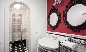 Unclassified image, 3 of 37, button - 180M² TIMELESS CHARACTER WITH A PRIVATE TERRACE OFFERING BREATHTAKING 360° VIEWS (Firenze)