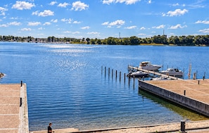 A marina with boats docked, a clear sky, and a calm water body. - Cozy apartment in Gr åsten with sauna (Gråsten)
