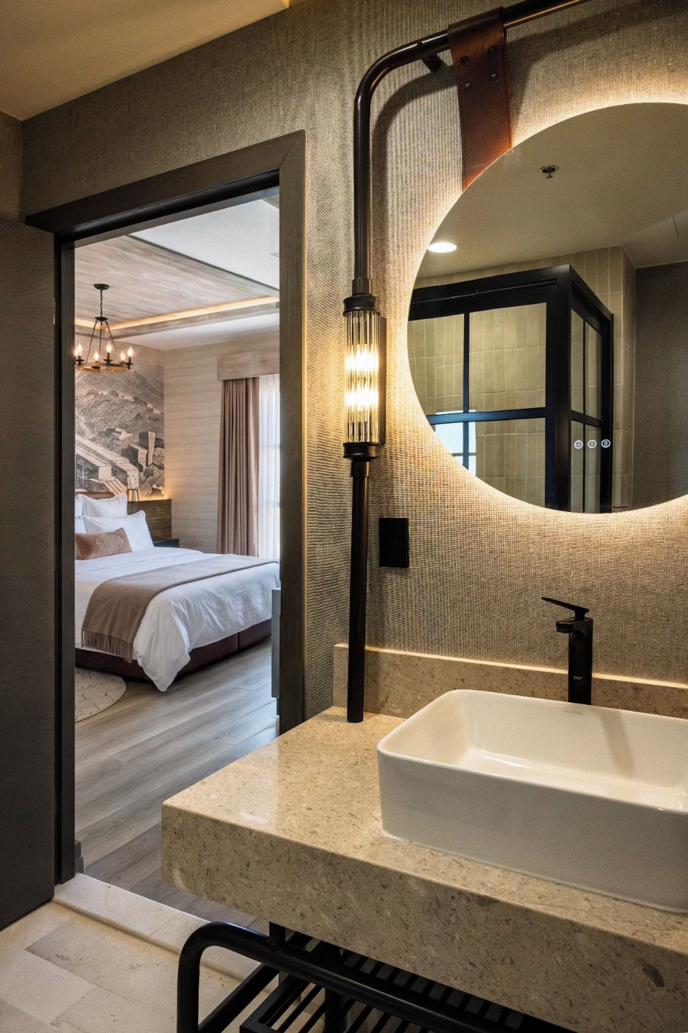 Un baño moderno con un espejo grande, un lavamanos y una zona de ducha.