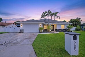 Une maison de plain-pied avec un garage, une pelouse bien entretenue et une boîte aux lettres portant le numéro 5685.