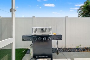 A Charbroil barbecue grill with four burners, a side burner, and a built-in thermometer. - 4BR Heated Pool w BBQ in Central Area (Pinellas Park)