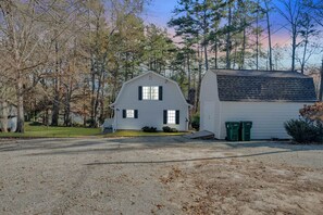 A two-story house with a front porch and a garage. - Family Friendly Cottage on Lake Lanier (Dawsonville)