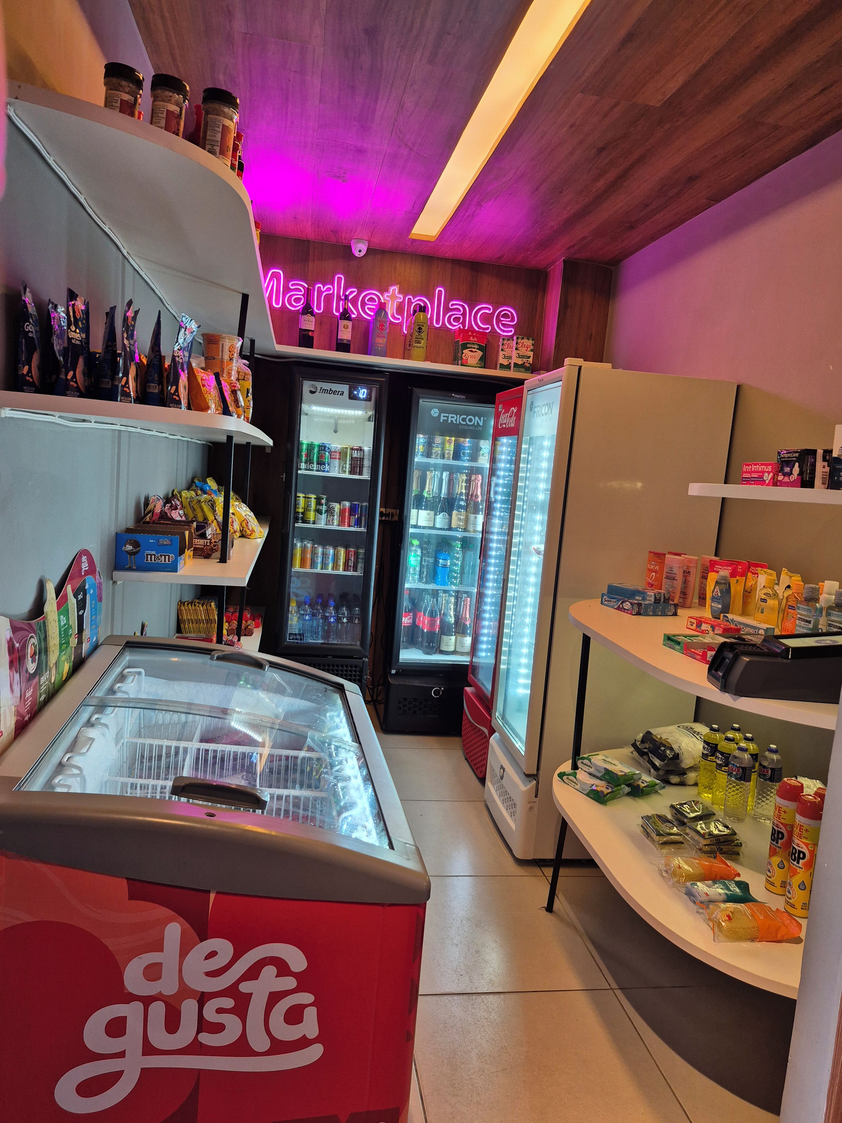 Un marché où l’on trouve des étagères remplies d’en-cas, de boissons et de produits emballés.