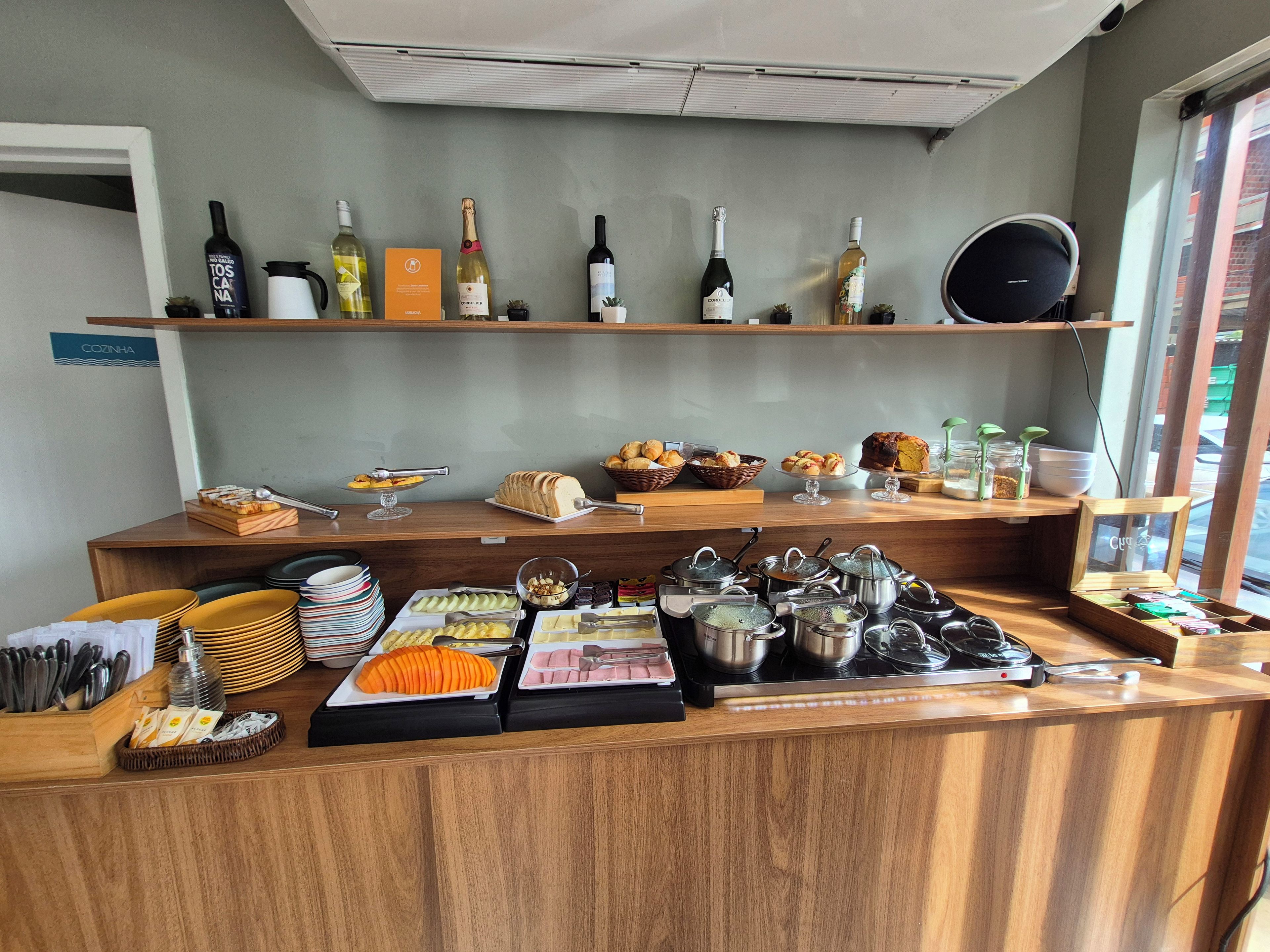 Un comptoir de buffet proposant une variété de plats, d’ustensiles et de condiments.