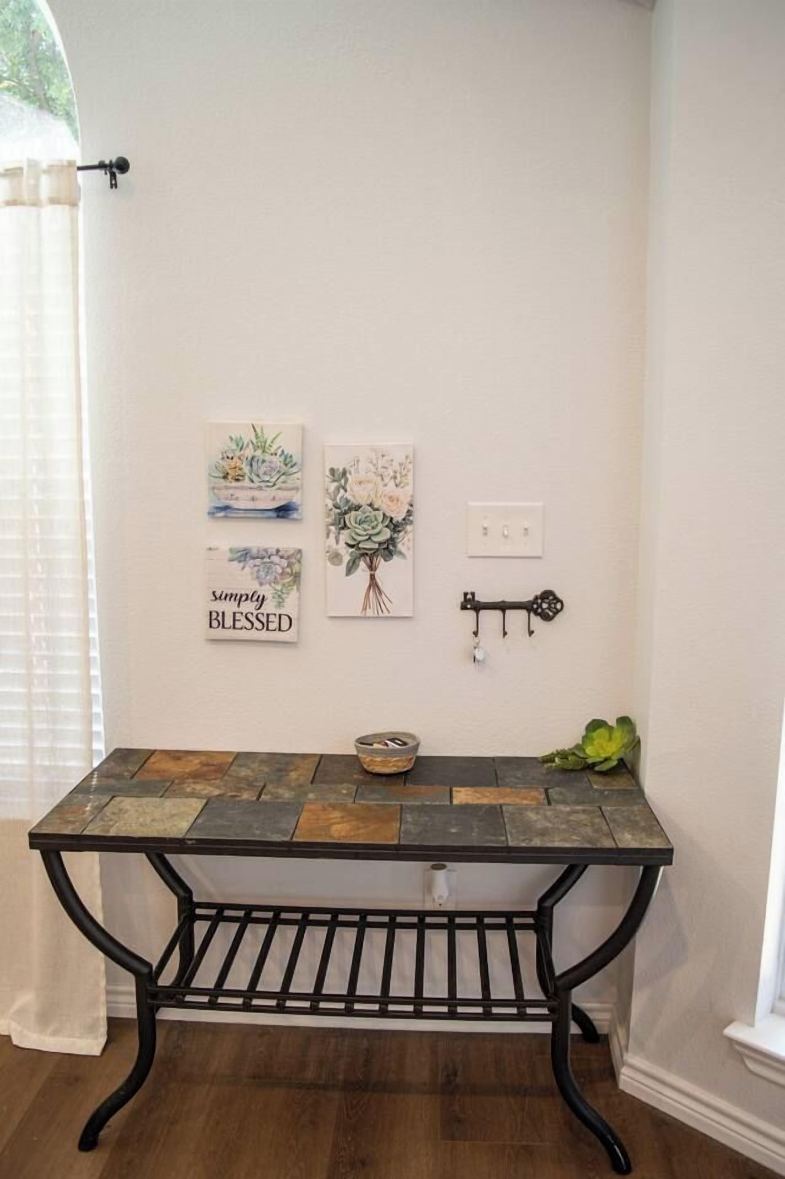 Een kamer met een stenen tafel, wanddecoratie en een sleutelhanger.