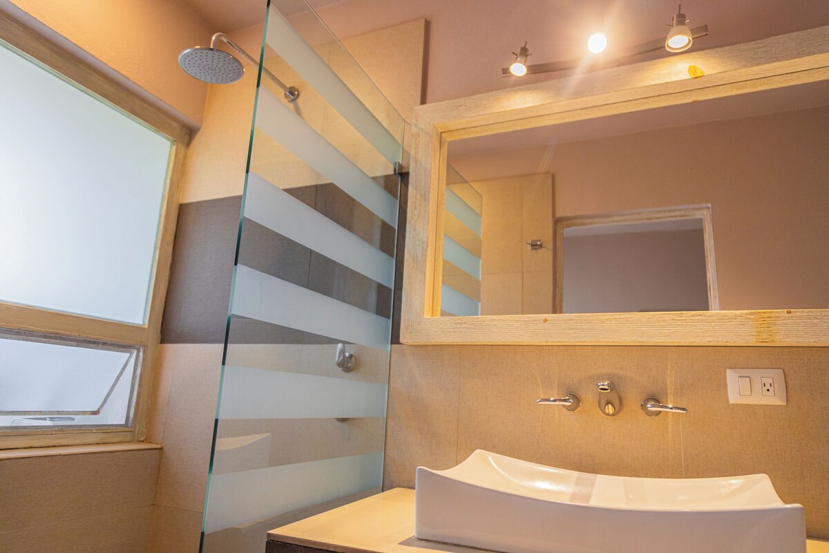 Suite Superior, balkon, pemandangan kebun | Kamar mandi | Bathtub dan shower terpisah dan perlengkapan mandi gratis