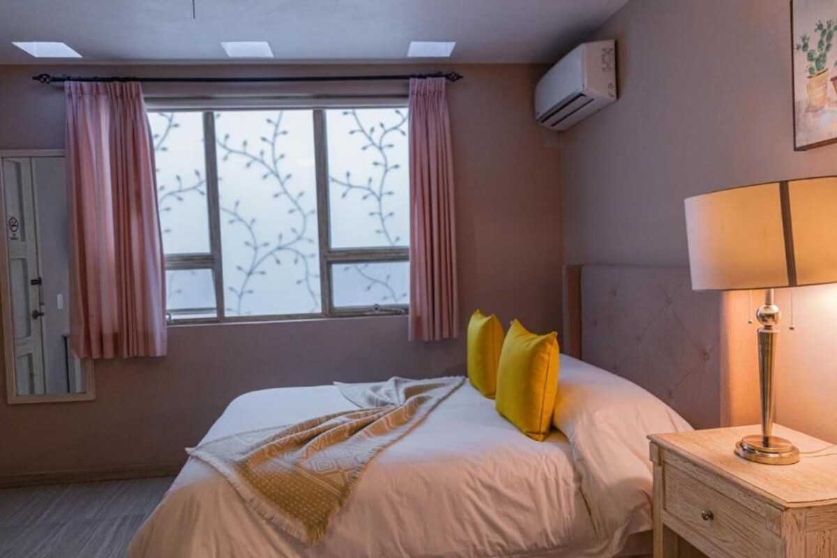 Kamar Double | Brankas, meja kerja, ruang kerja ramah laptop, dan tirai kedap cahaya