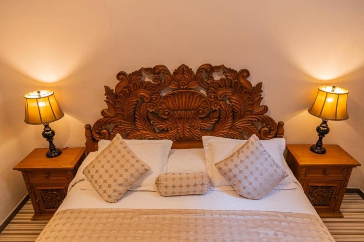 Deluxe Suite | Peti besi dalam bilik, meja, ruang kerja komputer riba 