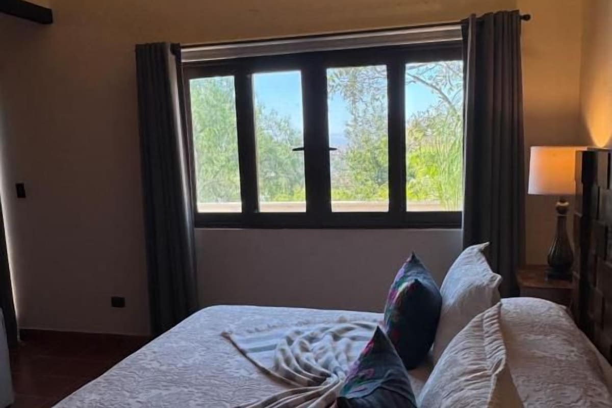 Deluxe Studio, Garden View | Peti besi dalam bilik, meja, ruang kerja komputer riba 