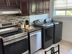 A kitchen with a stainless steel range, a dishwasher, and a built-in oven. - Cozy, Beautifull and very peacefull apartment. (Longueuil)