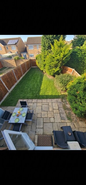 Outdoor dining - HASA House-Near Woodside Industrial Estate,London Luton Airport and L&D Hospital (Luton)