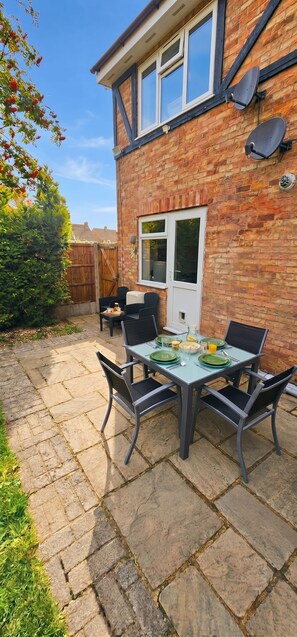 Outdoor dining - HASA House-Near Woodside Industrial Estate,London Luton Airport and L&D Hospital (Luton)