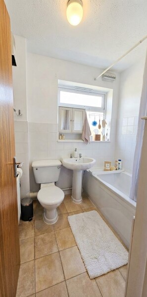 Bathroom - HASA House-Near Woodside Industrial Estate,London Luton Airport and L&D Hospital (Luton)