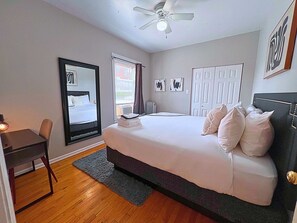 Room - Modern City Vibes | 1BR Stay (Chicago)