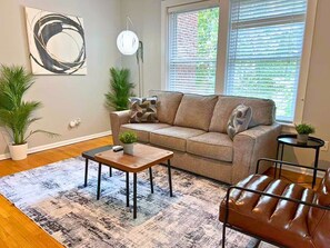 Living area - Modern City Vibes | 1BR Stay (Chicago)
