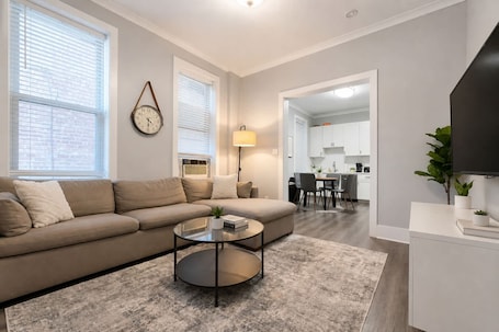 West Town 2BR | Full Kitchen + In-Unit Laundry