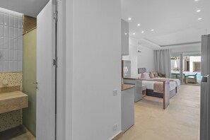 A modern hotel room with a bed, a bathroom, and a view of a pool. - Maraya Pool Front Studio El Gouna (El Gouna)