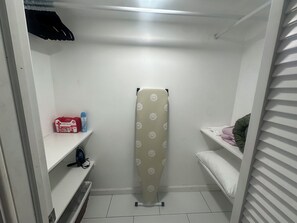 Unclassified image, 5 of 13, button - Cozy 1-bedroom apartment in charming Centereach with AC (Centereach)