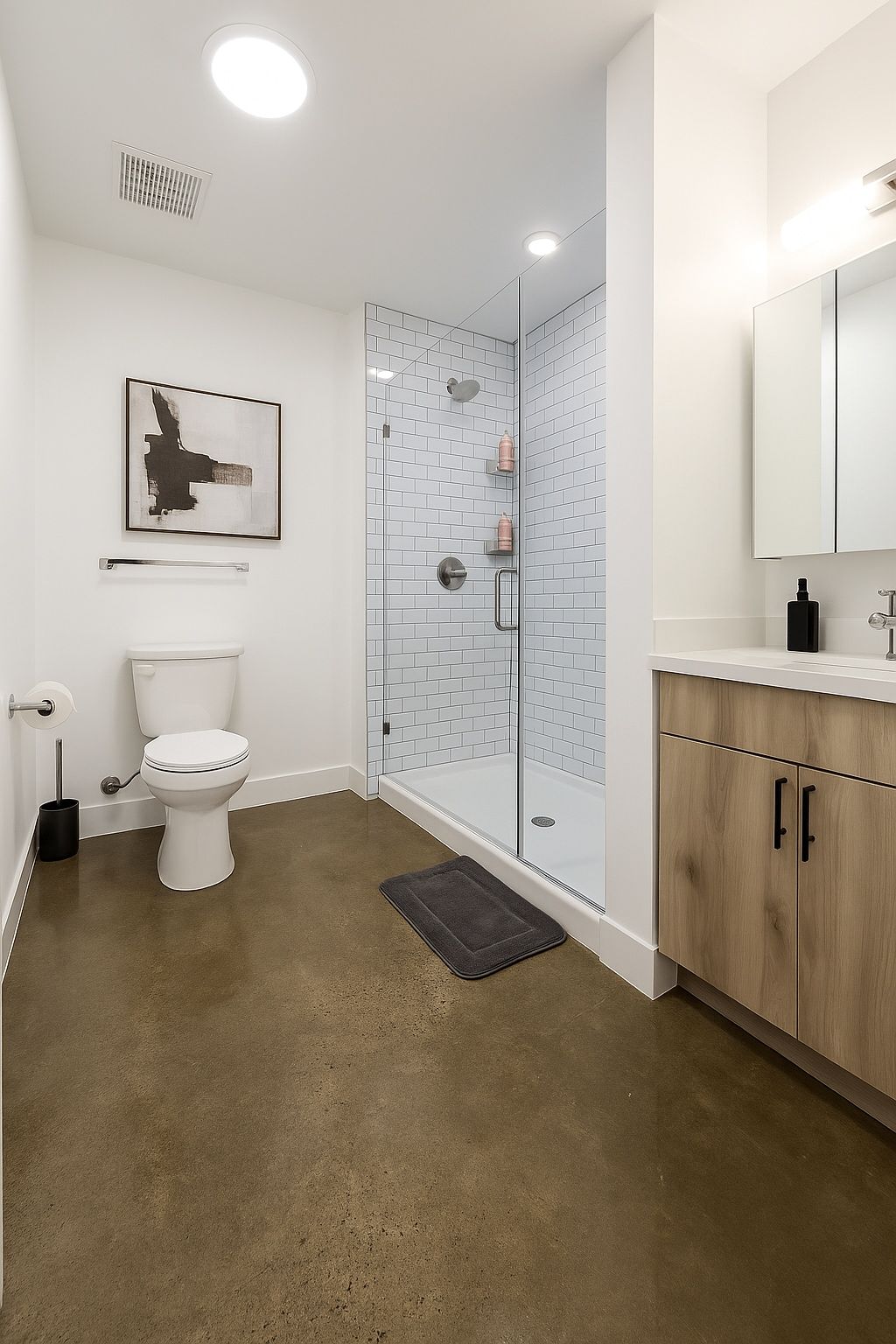 Un baño moderno con inodoro, ducha y tocador.