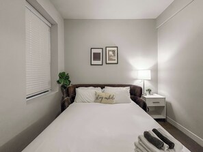Room - Convenient 2BR Apt w/ In-Unit Laundry (Chicago)