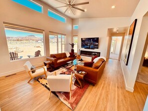 Living area - Torrey 3 Bed Home - RV Hookups, Hot Tub, Pool Table, BBQ. Centrally located (Torrey)