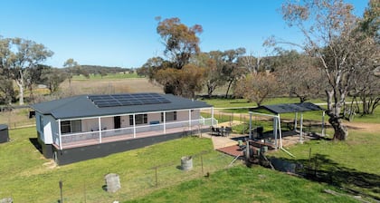 The Cottage Farm Stay - 3 Bed, 2 Bath in Molong (Pet Friendly)