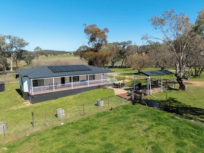 The Cottage Farm Stay - 3 Bed, 2 Bath in Molong (Pet Friendly)