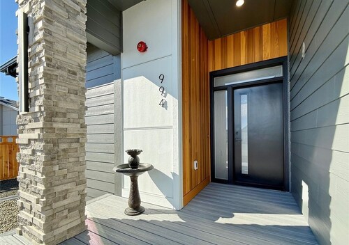 Modern Coastal 3-bedroom Beach Retreat, Ocean Shores with full kitchen, Fire Pit
