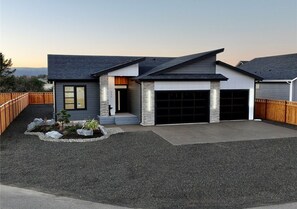 Exterior - Modern Coastal 3-bedroom Beach Retreat, Ocean Shores with full kitchen, Fire Pit (Ocean Shores)