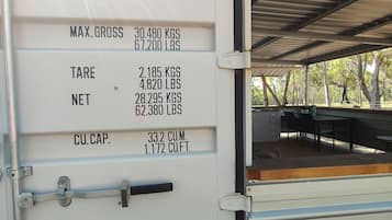 Ein weißer Container mit Beschriftung zur Gewichts- und Kapazitätsangabe.
