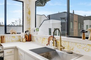 Private kitchen - Magnolia Retreat /king bed /workspace /Air-con (Seattle)