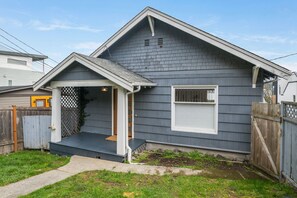 Exterior - Magnolia Retreat /king bed /workspace /Air-con (Seattle)